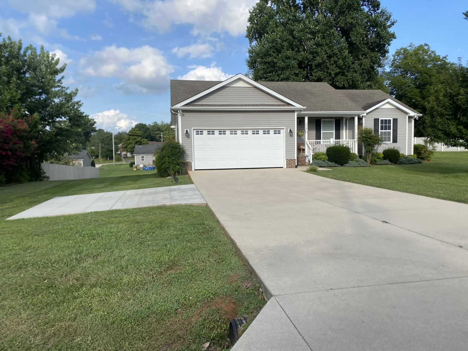208 Arrowhead Dr , Mc Minnville, TN 37110 Main Photo