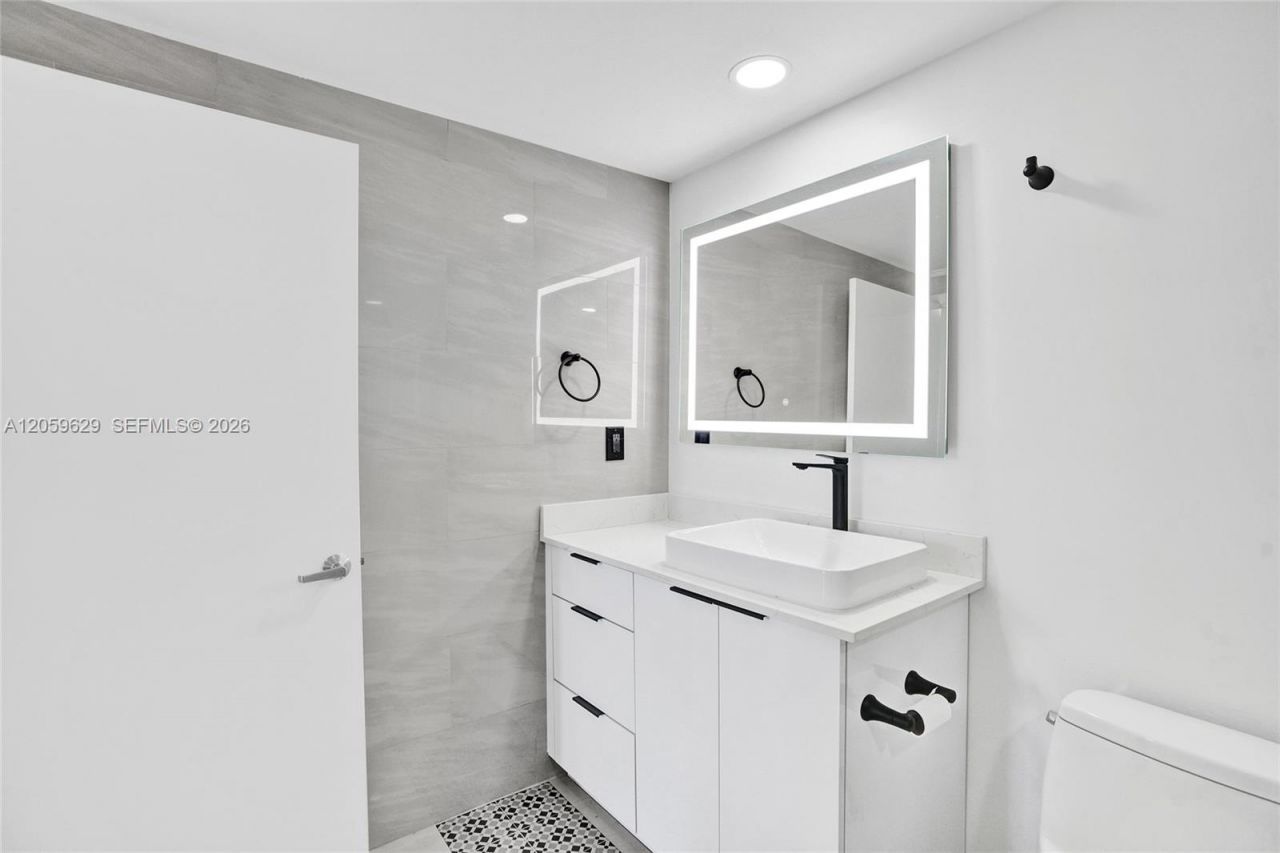 335 S Biscayne Blvd, Unit 3807, Miami, FL 33131 Photo
