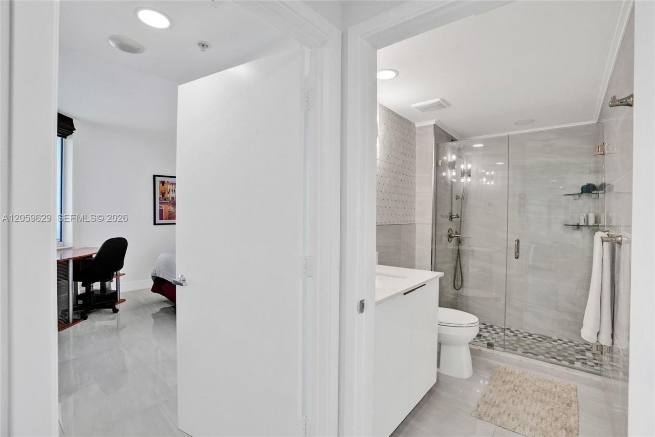 335 S Biscayne Blvd, Unit 3807, Miami, FL 33131 Photo