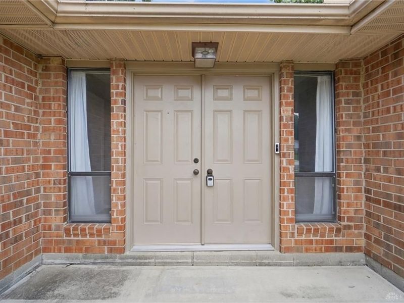 8953 Emeraldgate Drive, Huber Heights, OH 45424 Photo 2