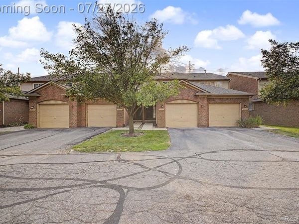 9025 Newport Way , Livonia, MI 48150