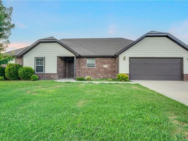 421 Capri Street , Centerton, AR 72719