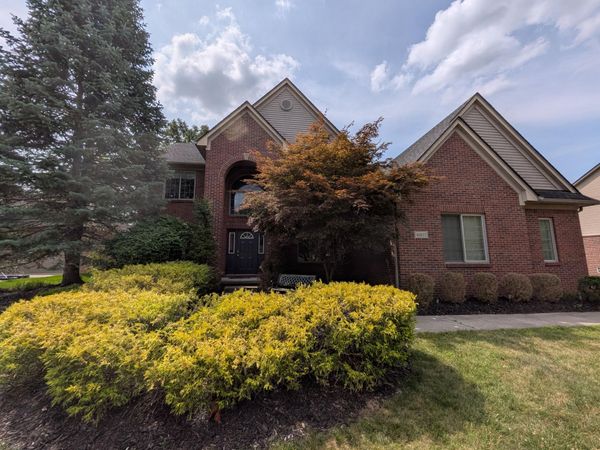 46815 Grand Oak Court, Canton, MI 48187