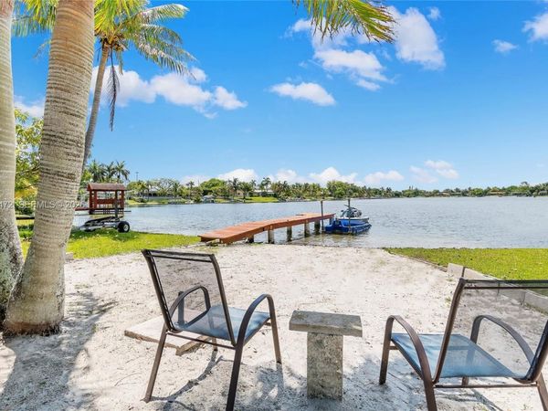 9350 SW 48 St, Miami, FL 33165