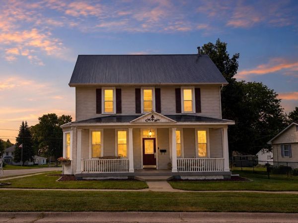 525 5th Ave SE Avenue, Dyersville, IA 52040