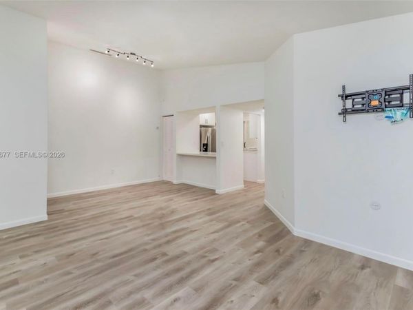 931 NE 199th St, Unit 201-22, Miami, FL 33179