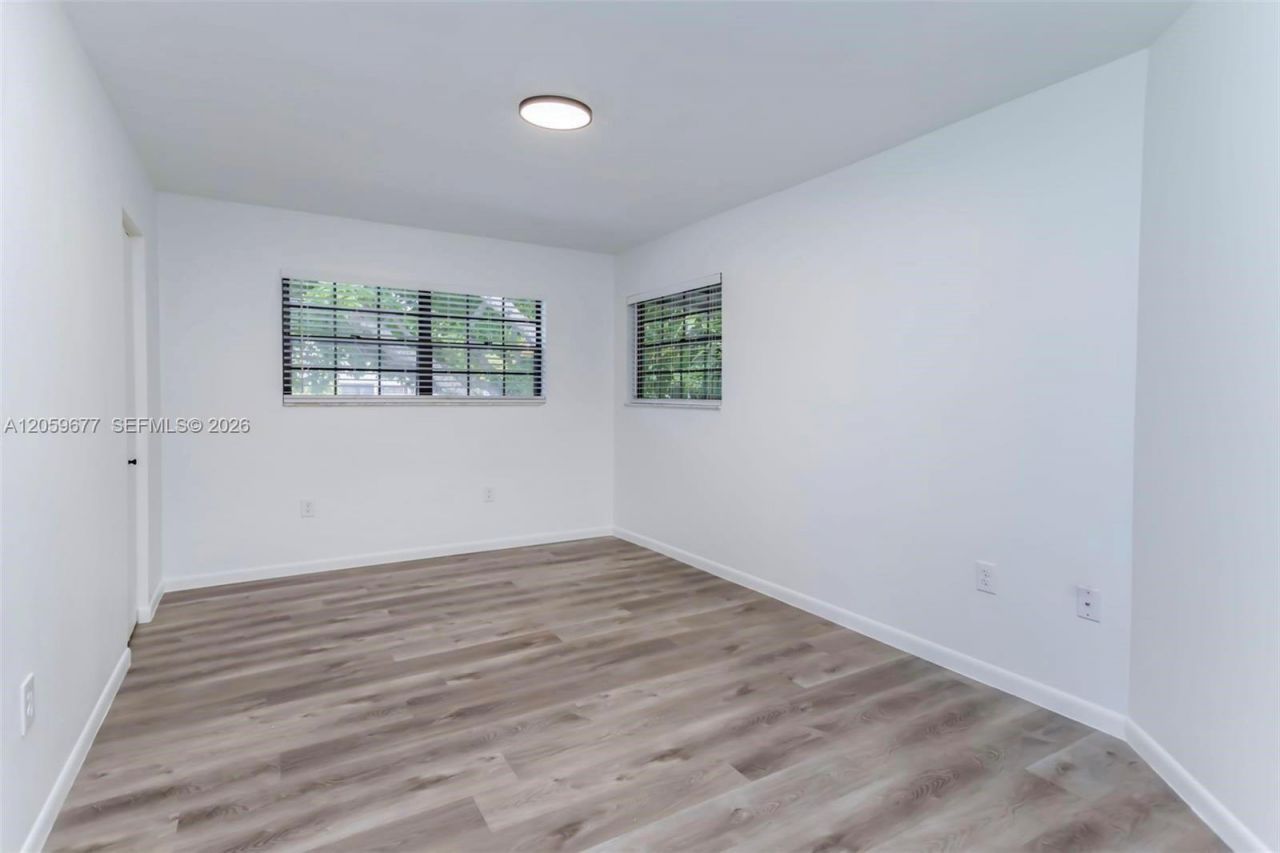 931 NE 199th St, Unit 201-22, Miami, FL 33179 Photo