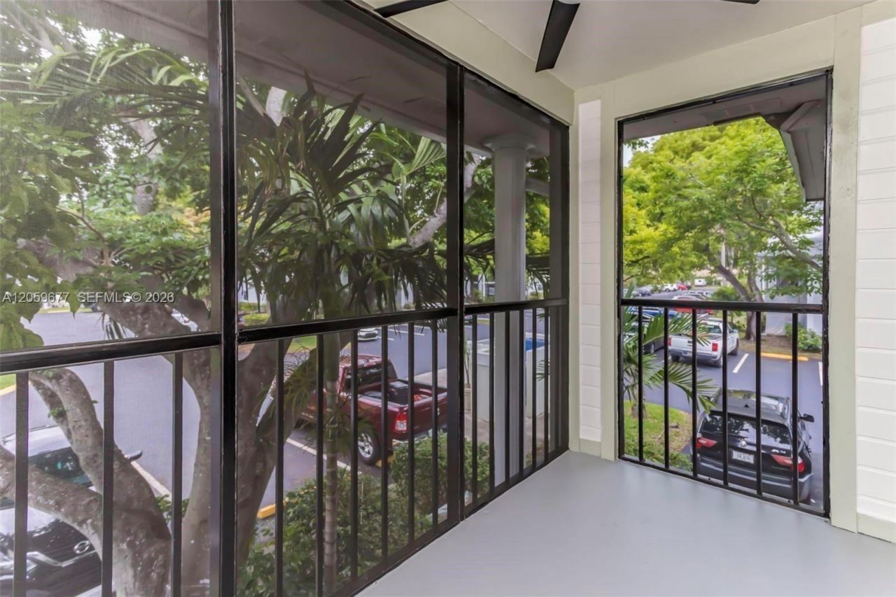 931 NE 199th St, Unit 201-22, Miami, FL 33179 Photo