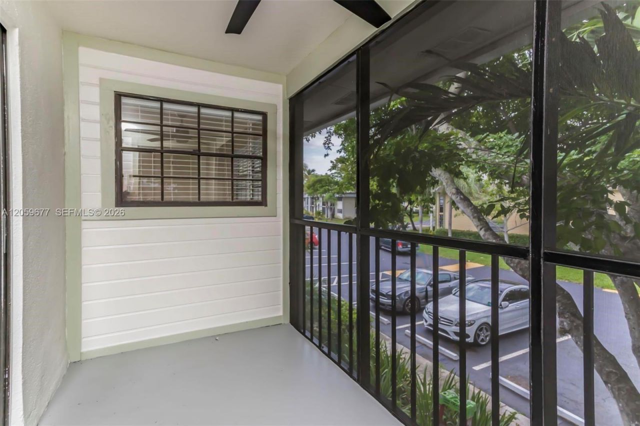 931 NE 199th St, Unit 201-22, Miami, FL 33179 Photo