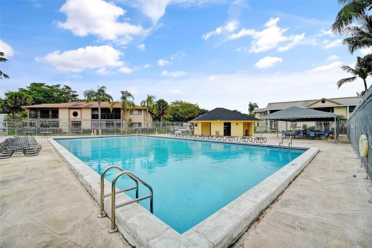 931 NE 199th St, Unit 201-22, Miami, FL 33179 Photo