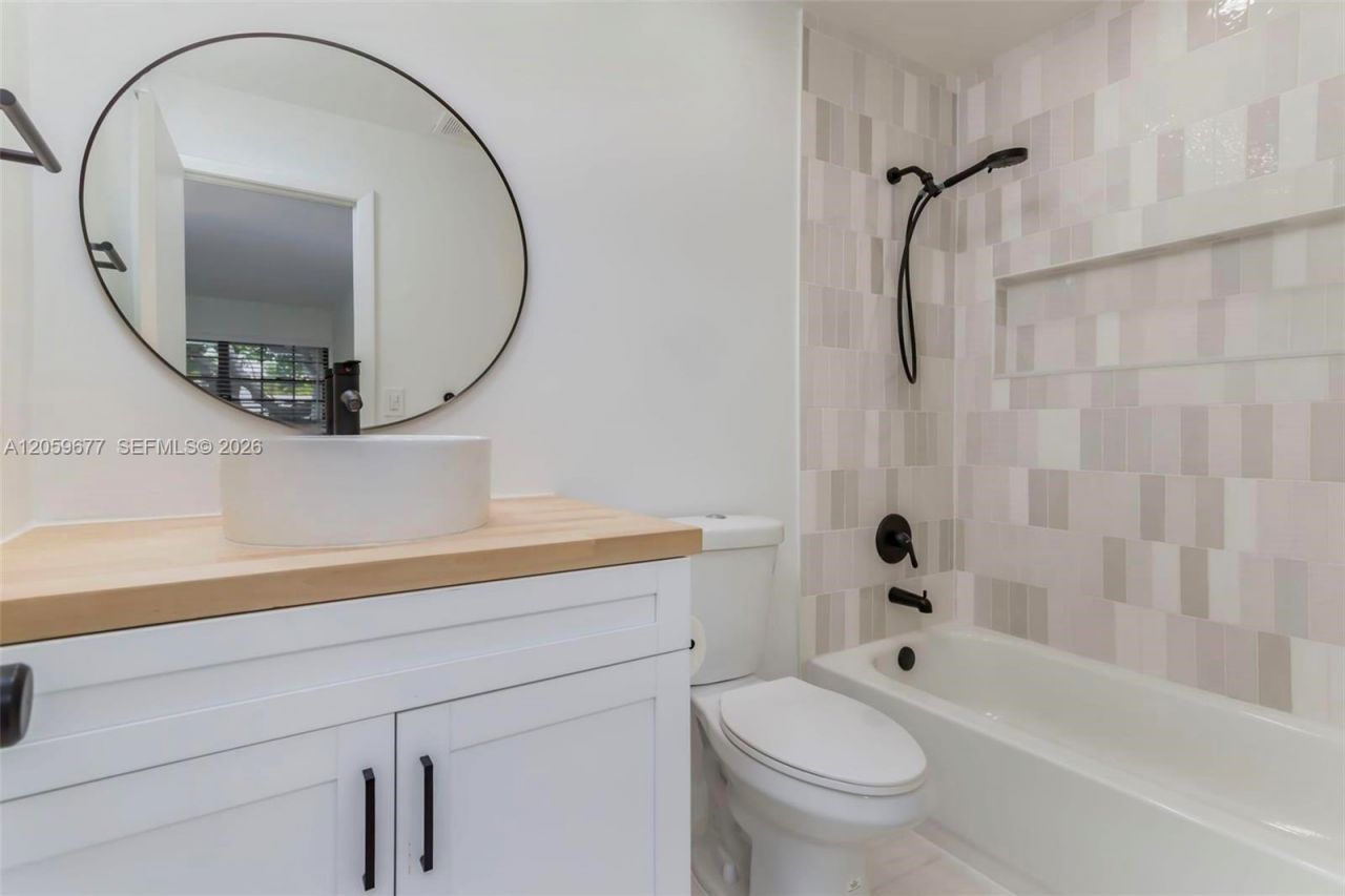 931 NE 199th St, Unit 201-22, Miami, FL 33179 Photo