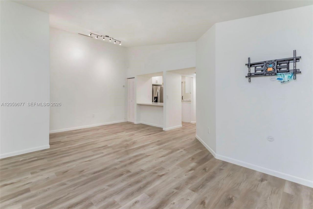 931 NE 199th St, Unit 201-22, Miami, FL 33179 Photo