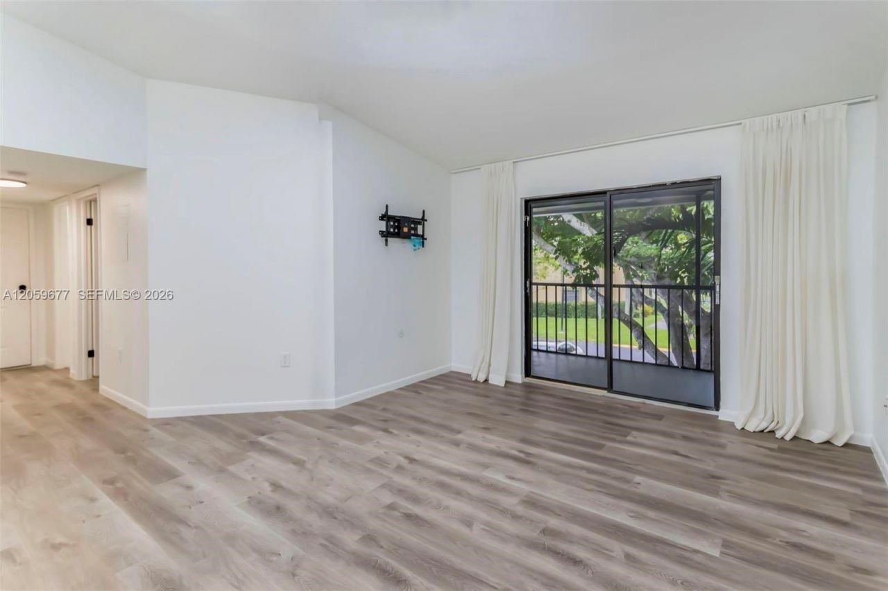 931 NE 199th St, Unit 201-22, Miami, FL 33179 Photo