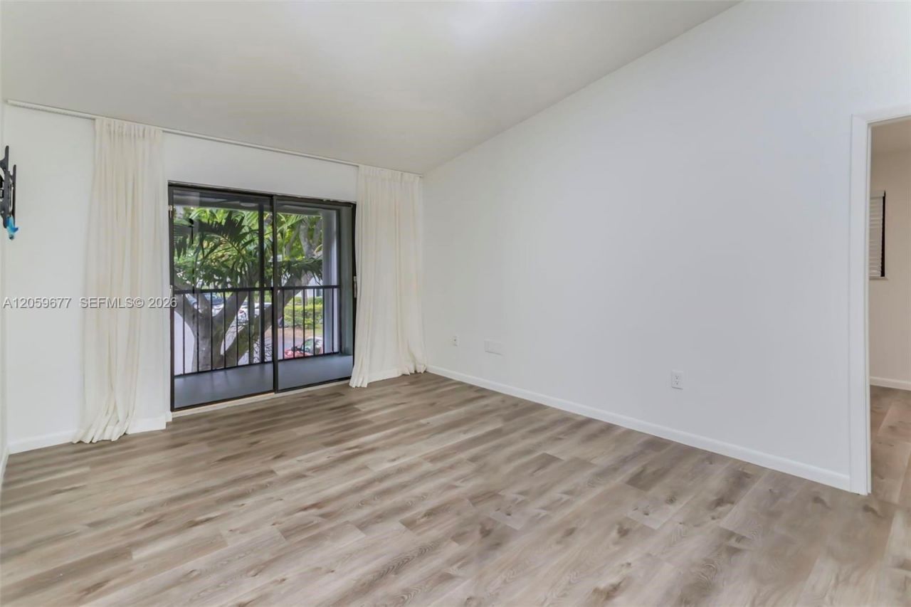 931 NE 199th St, Unit 201-22, Miami, FL 33179 Photo