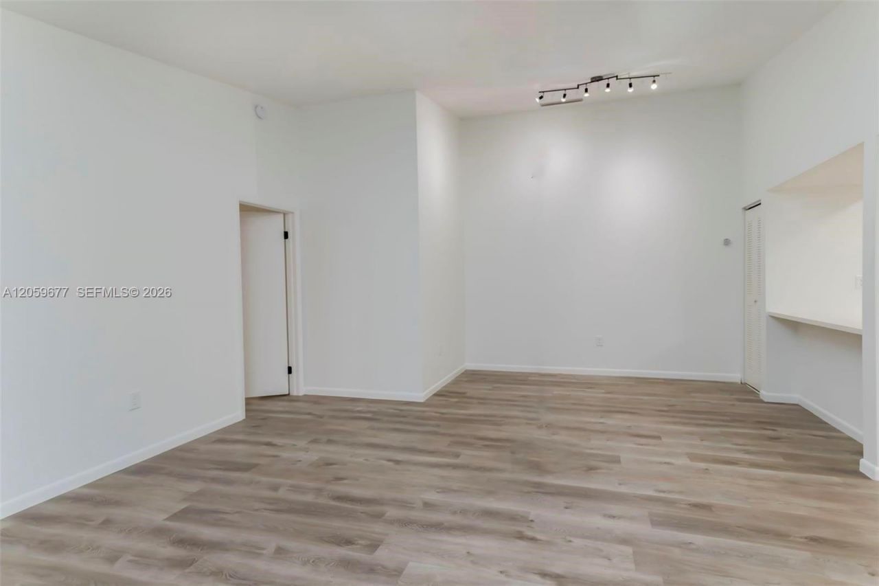 931 NE 199th St, Unit 201-22, Miami, FL 33179 Photo