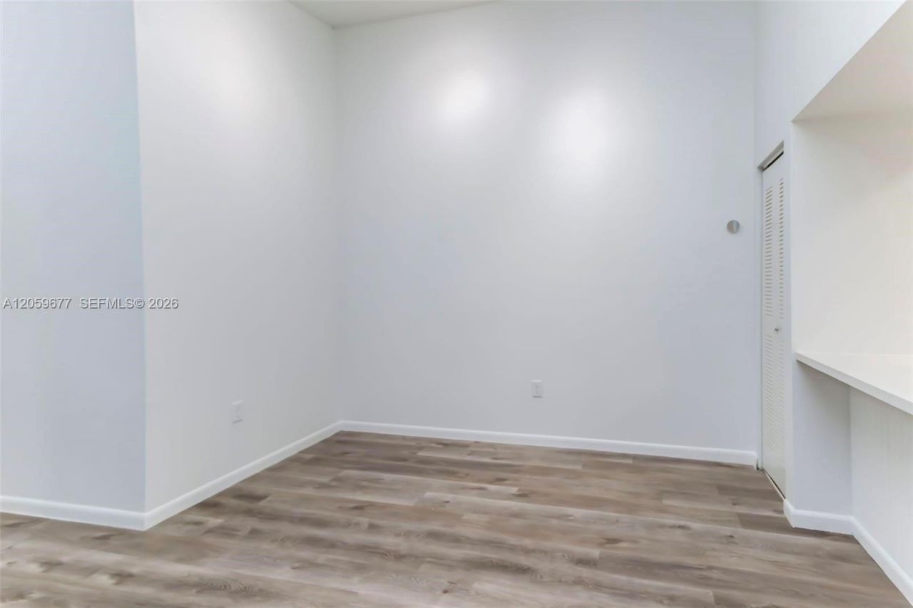 931 NE 199th St, Unit 201-22, Miami, FL 33179 Photo