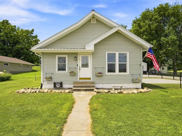 5922 Troy Mills Road , Coggon, IA 52344