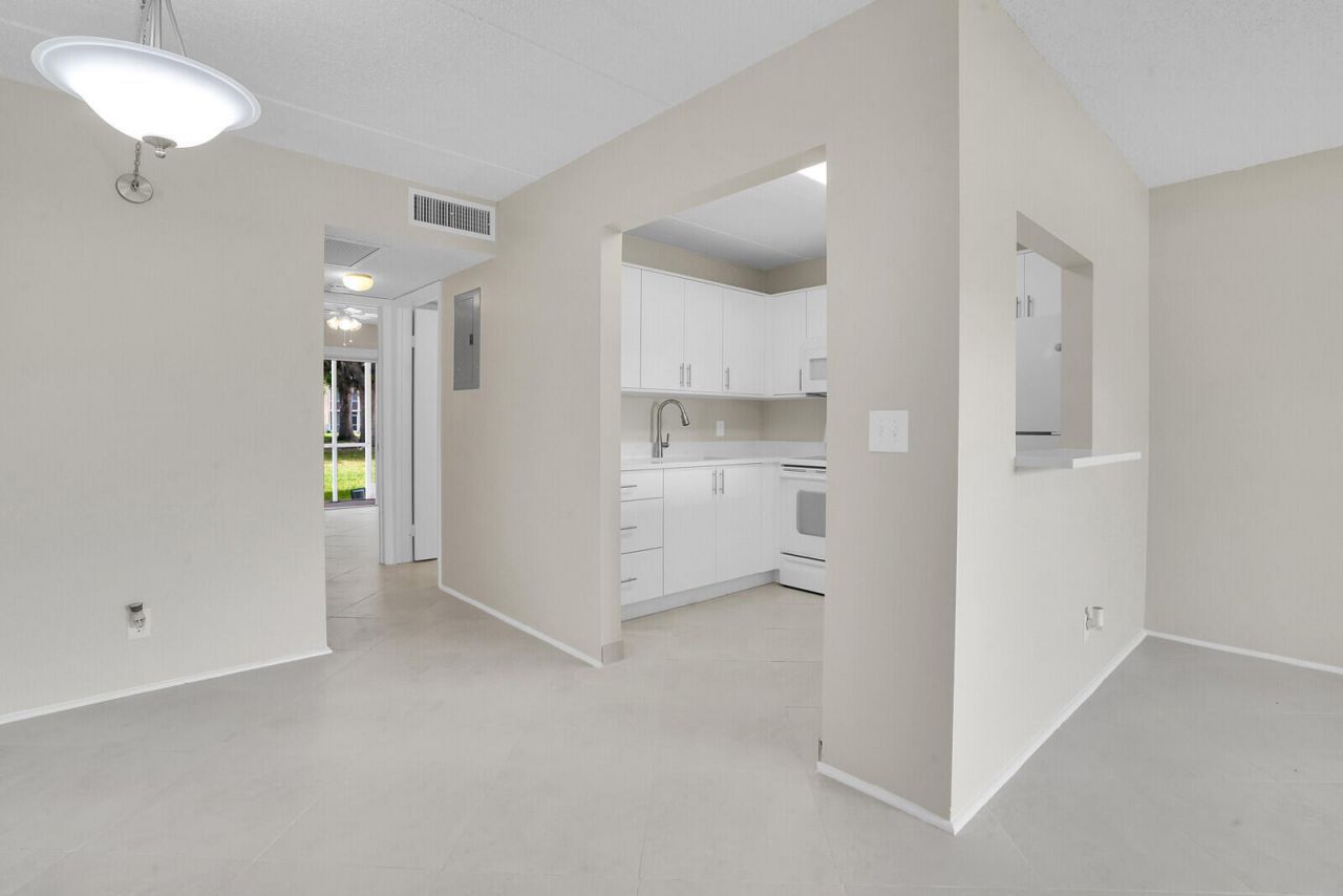 400 Village Green Circle W, Unit 105, Palm Springs, FL 33461 Photo