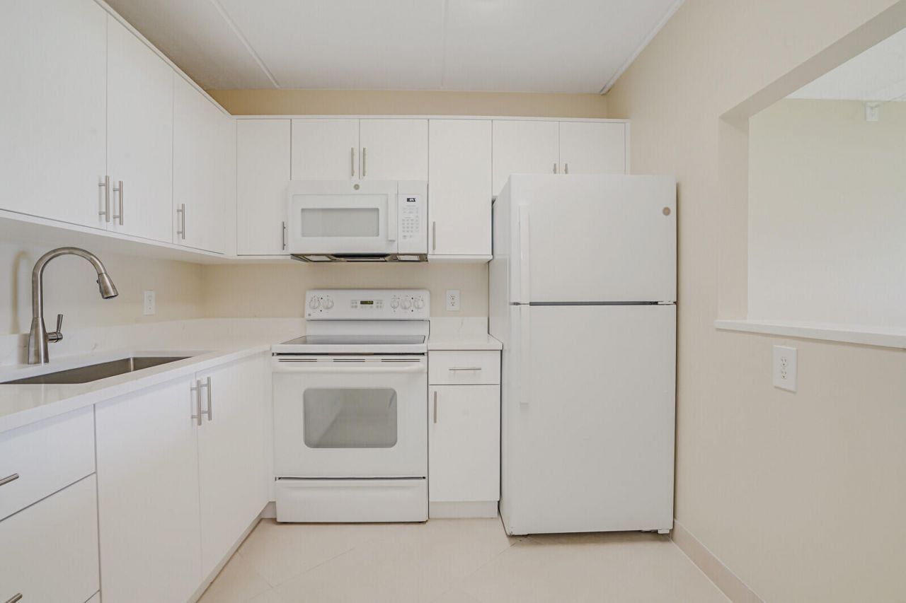 400 Village Green Circle W, Unit 105, Palm Springs, FL 33461 Photo