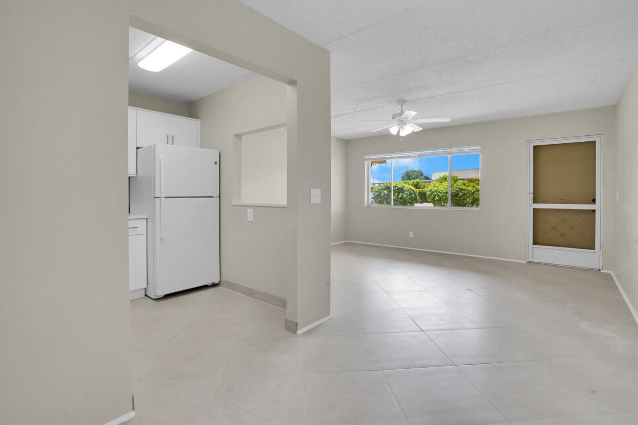 400 Village Green Circle W, Unit 105, Palm Springs, FL 33461 Photo