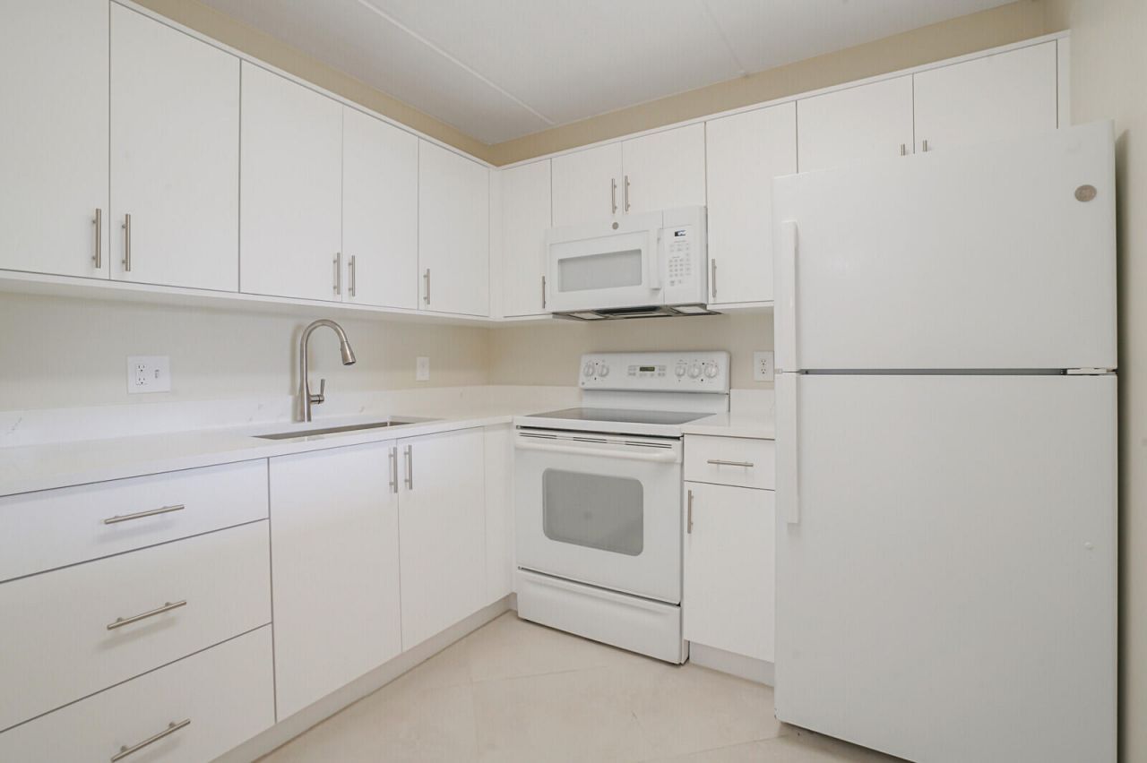 400 Village Green Circle W, Unit 105, Palm Springs, FL 33461 Photo