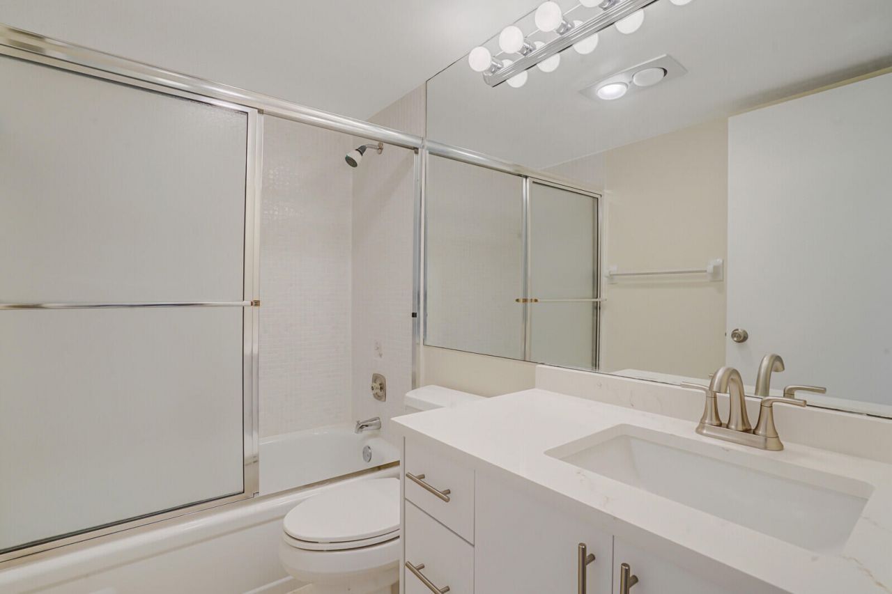400 Village Green Circle W, Unit 105, Palm Springs, FL 33461 Photo