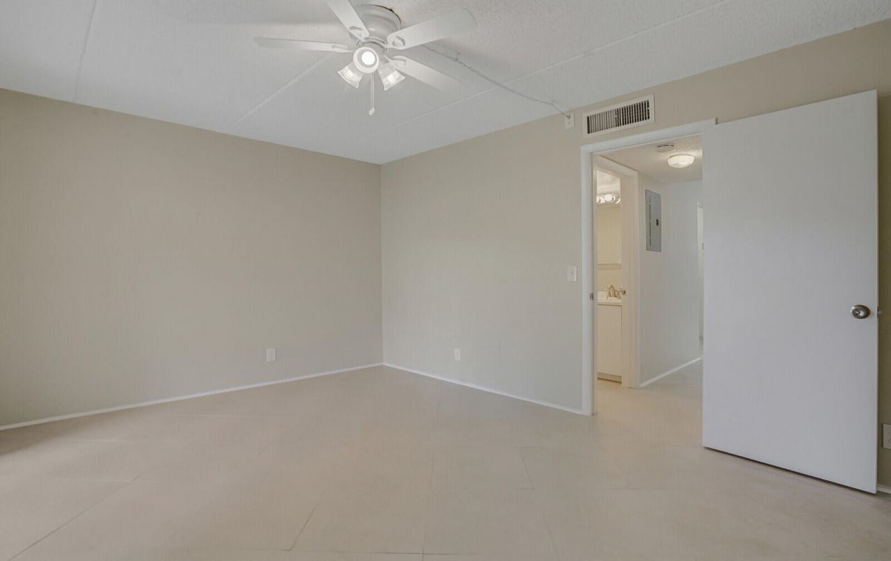 400 Village Green Circle W, Unit 105, Palm Springs, FL 33461 Photo