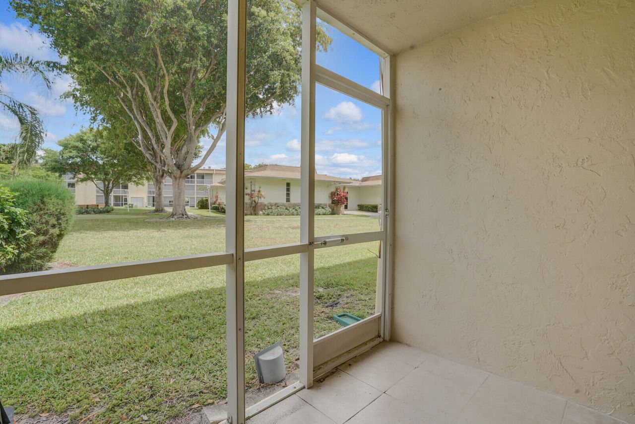 400 Village Green Circle W, Unit 105, Palm Springs, FL 33461 Photo