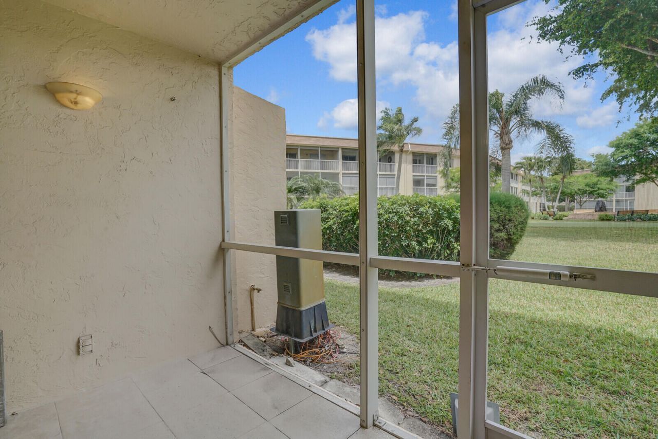 400 Village Green Circle W, Unit 105, Palm Springs, FL 33461 Photo