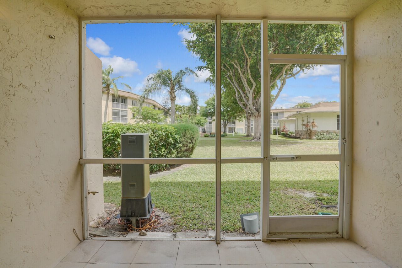 400 Village Green Circle W, Unit 105, Palm Springs, FL 33461 Photo