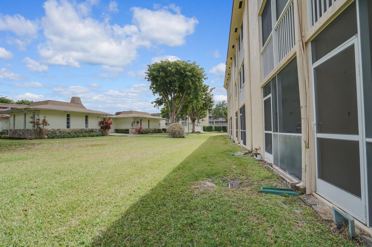 400 Village Green Circle W, Unit 105, Palm Springs, FL 33461 Photo
