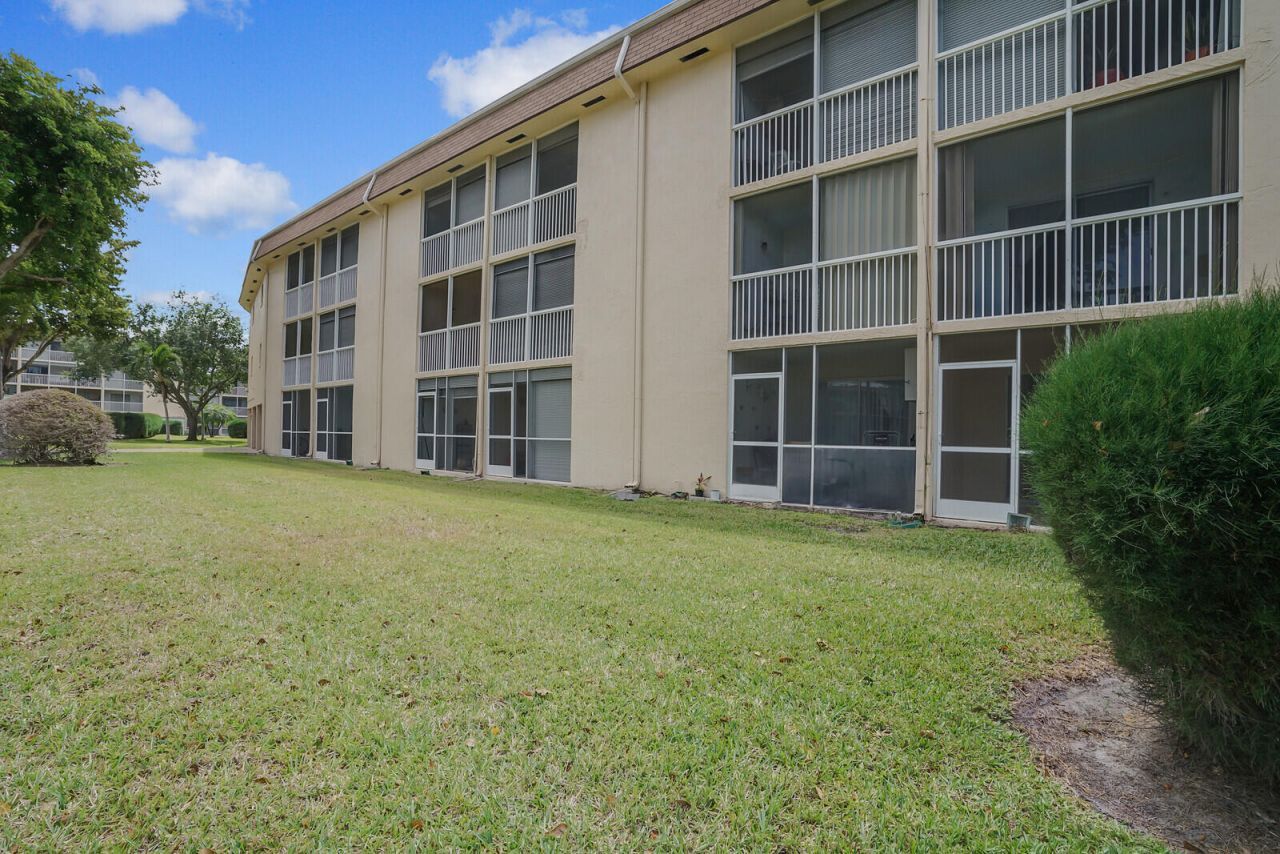 400 Village Green Circle W, Unit 105, Palm Springs, FL 33461 Photo