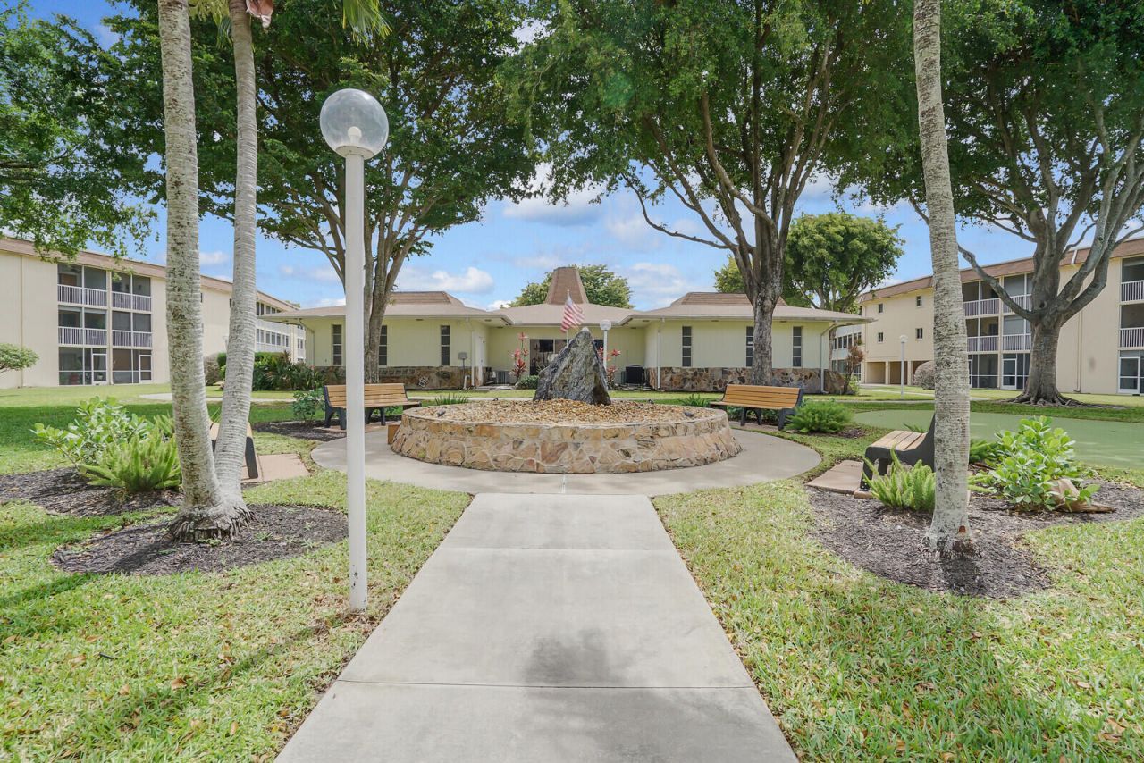 400 Village Green Circle W, Unit 105, Palm Springs, FL 33461 Photo