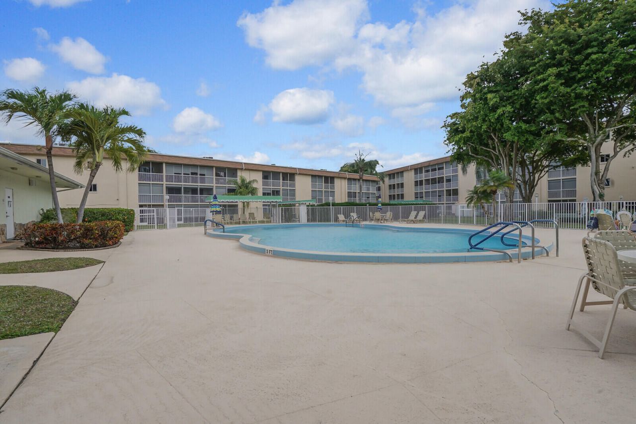 400 Village Green Circle W, Unit 105, Palm Springs, FL 33461 Photo