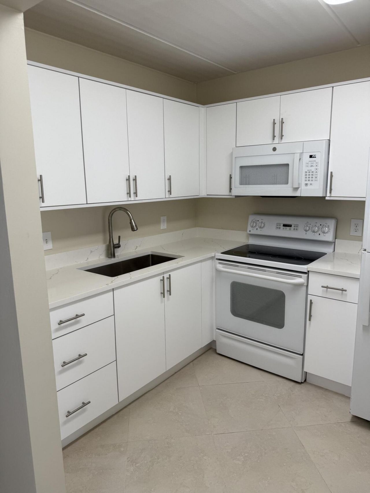 400 Village Green Circle W, Unit 105, Palm Springs, FL 33461 Photo