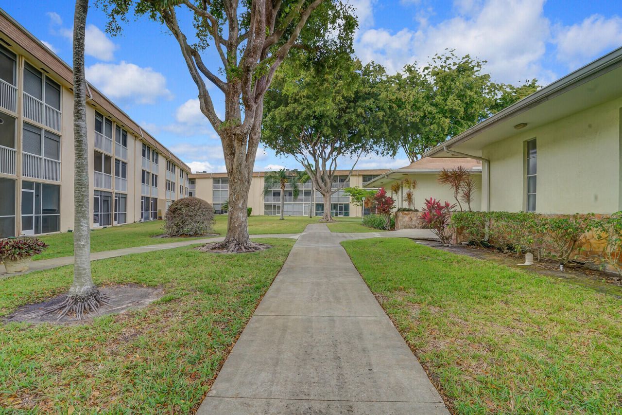 400 Village Green Circle W, Unit 105, Palm Springs, FL 33461 Photo