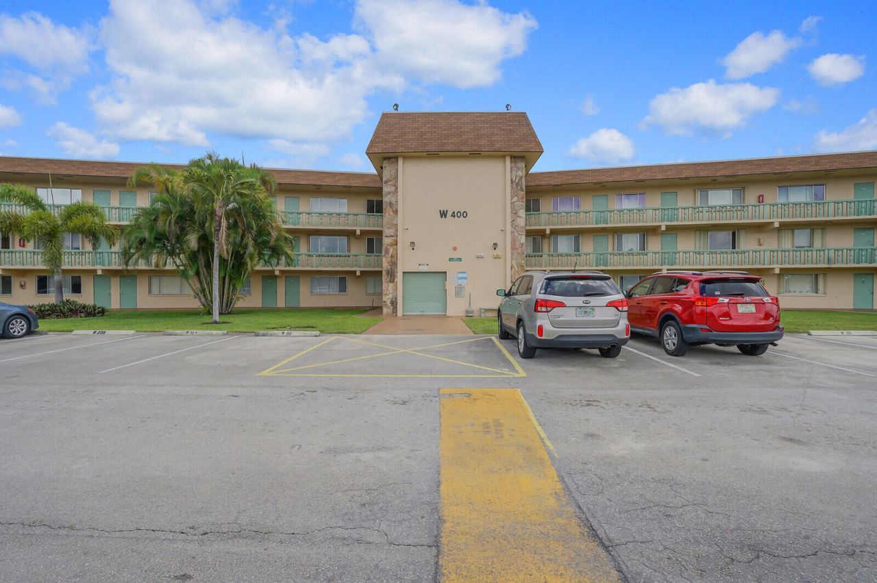 400 Village Green Circle W, Unit 105, Palm Springs, FL 33461 Photo