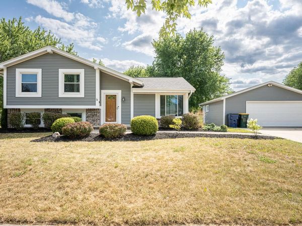 7601 S Manor AVENUE, Oak Creek, WI 53154