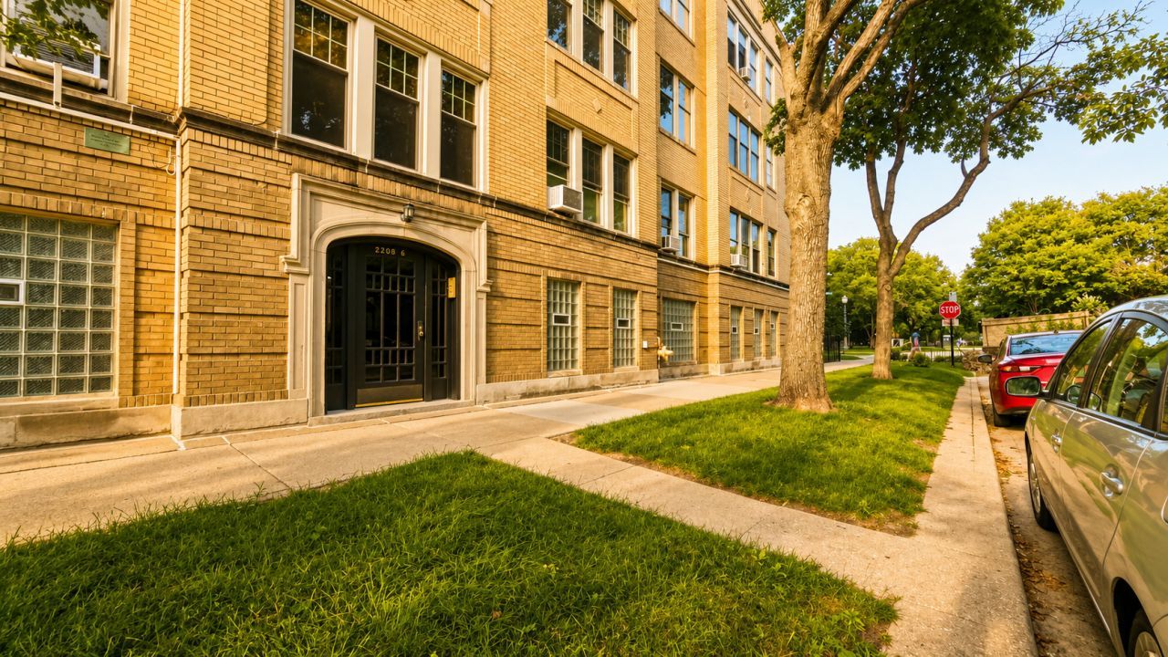 2208 W Winnemac Avenue, Unit APT2, Chicago, IL 60625 Main Photo