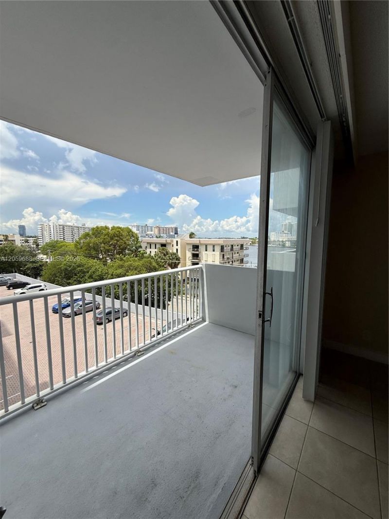 137 Golden Isles Dr, Unit 512, Hallandale Beach, FL 33009 Photo