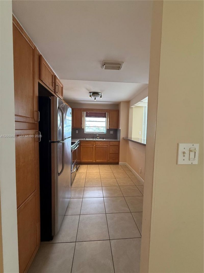 137 Golden Isles Dr, Unit 512, Hallandale Beach, FL 33009 Photo