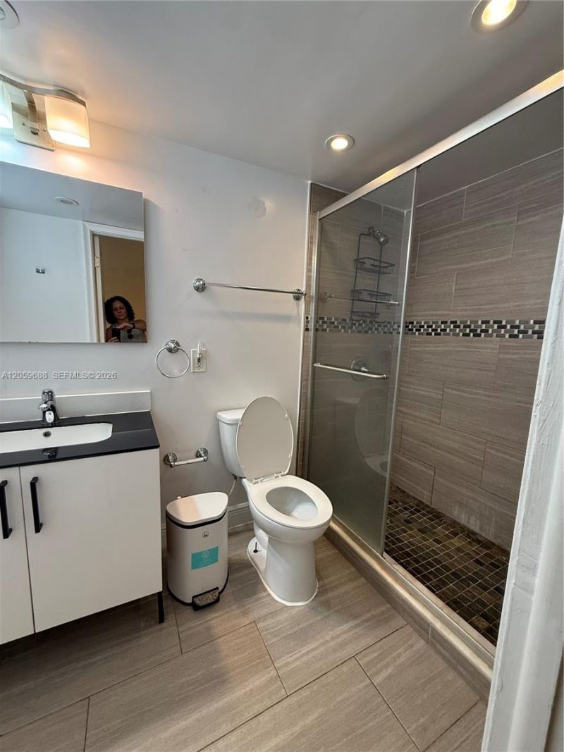 137 Golden Isles Dr, Unit 512, Hallandale Beach, FL 33009 Photo