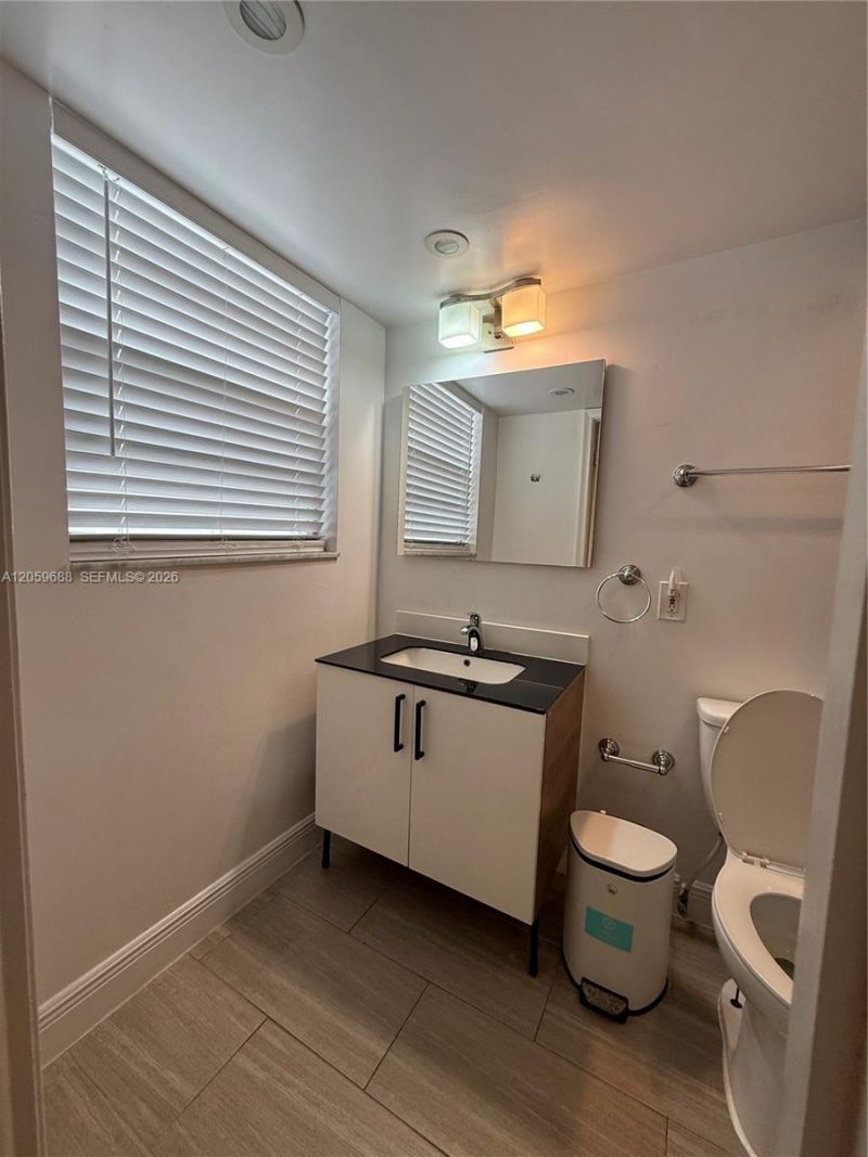 137 Golden Isles Dr, Unit 512, Hallandale Beach, FL 33009 Photo