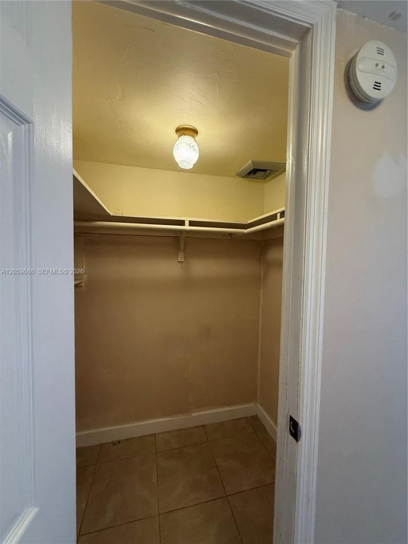 137 Golden Isles Dr, Unit 512, Hallandale Beach, FL 33009 Photo