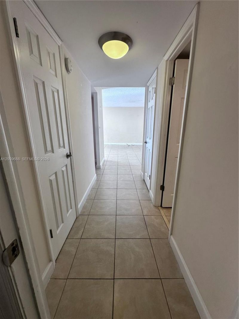 137 Golden Isles Dr, Unit 512, Hallandale Beach, FL 33009 Photo