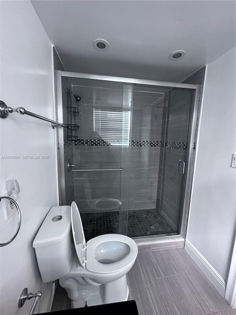 137 Golden Isles Dr, Unit 512, Hallandale Beach, FL 33009 Photo