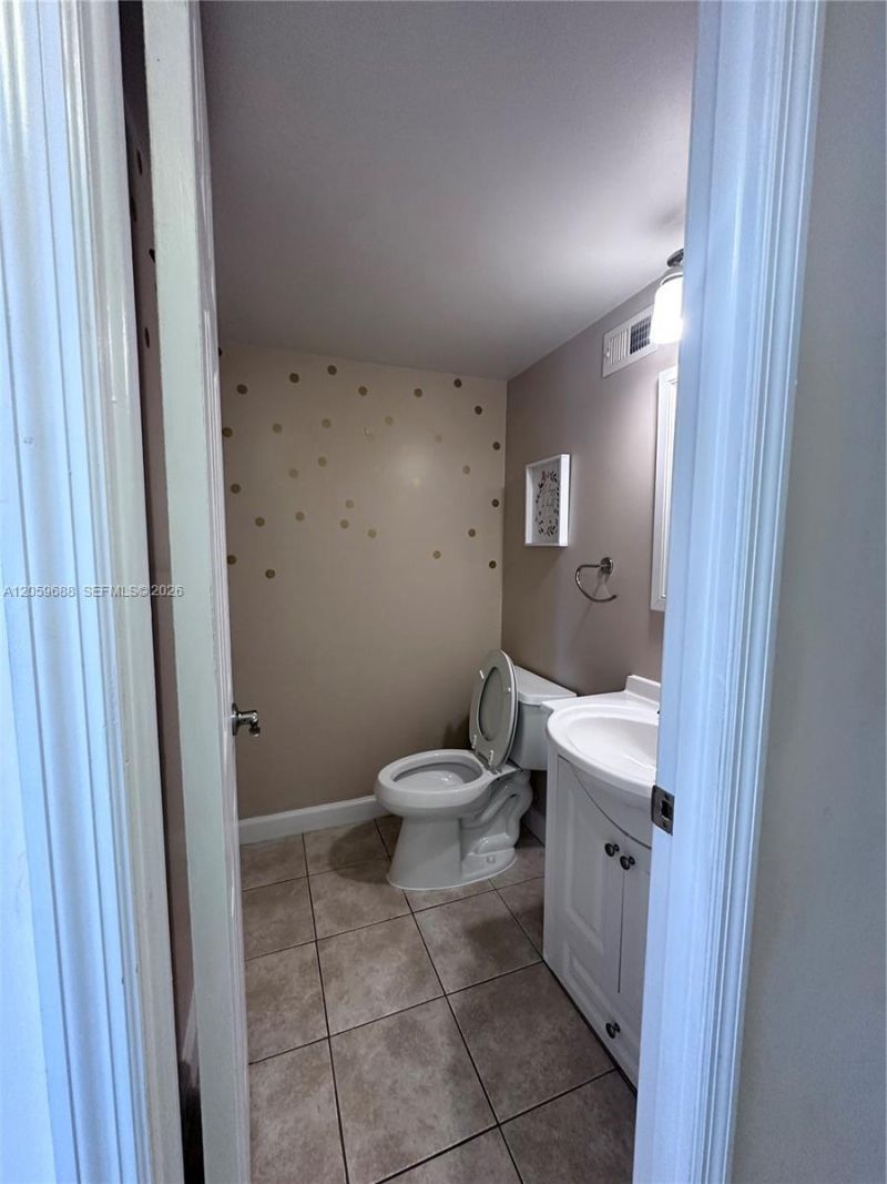 137 Golden Isles Dr, Unit 512, Hallandale Beach, FL 33009 Photo