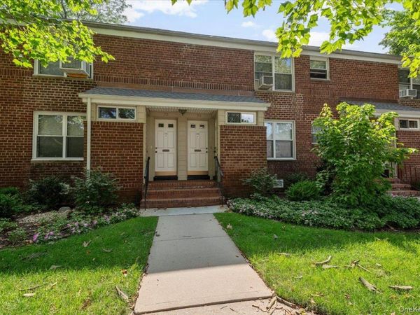 74 Edwards Street, Unit 2B, Roslyn Heights, NY 11577