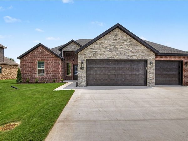 2101 N Chanae Street , Siloam Springs, AR 72761