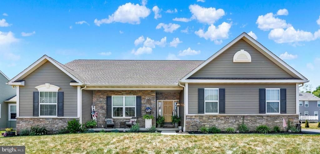 113 SIANNA CIRCLE, WERNERSVILLE, PA 19565